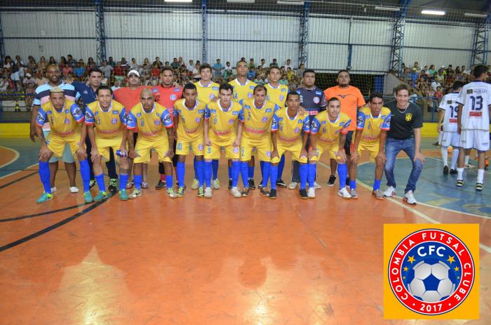 Prefeito Endrigo Bertin com os jogadores no Ginásio de Esportes - Foto: Portal NC