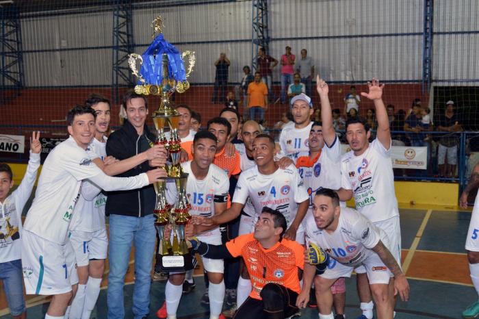 Equipe do Colômbia Futsal Clube comemorando a vitoria do time - Foto: Leandro Joaquim 