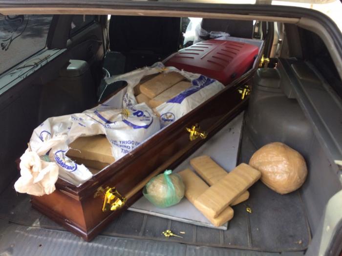 Drogas são encontradas dentro de caixão em São Francisco de Sales. - Foto: Polícia Rodoviária Estadual/Divulgação
