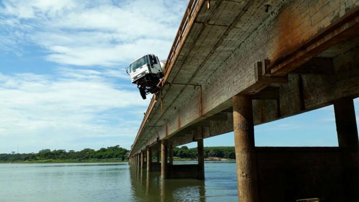 Caminhão tanque arrasta carro e fica pendurado em ponte do Rio Grande entre Planura e Colômbia - Foto: Divulgação 