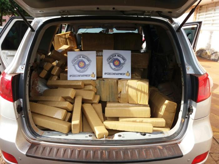 Policiais Militares encontraram dentro do carro 710 kg de maconha divididas em 507 tijolos. - Foto: Ronaldo Moura 