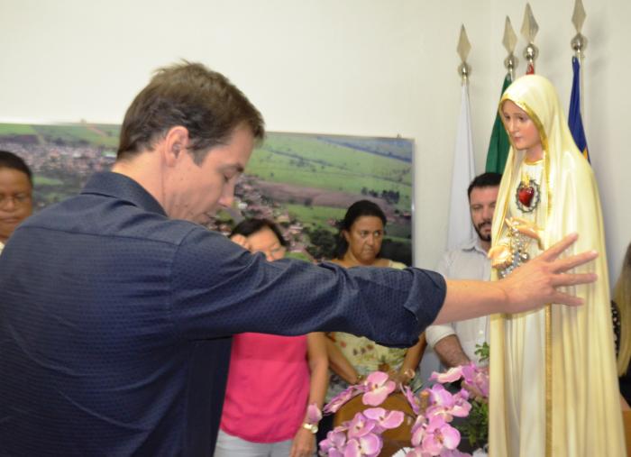 Prefeito Endrigo Bertin recebendo a imagem de Nossa Senhora de Fátima. - Foto: Rosana de Paula Dorigon
