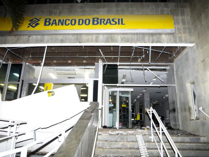 Criminosos explodiram duas agências bancárias nesta quarta-feira (11) em Passos (MG) - Foto: Helder Almeida