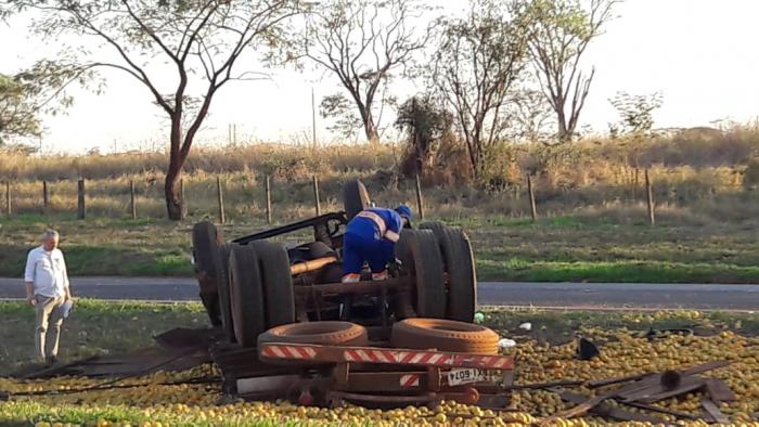 Caminhão ficou totalmente destruído após tombar em canteiro central da Faria Lima - Foto: Divulgação