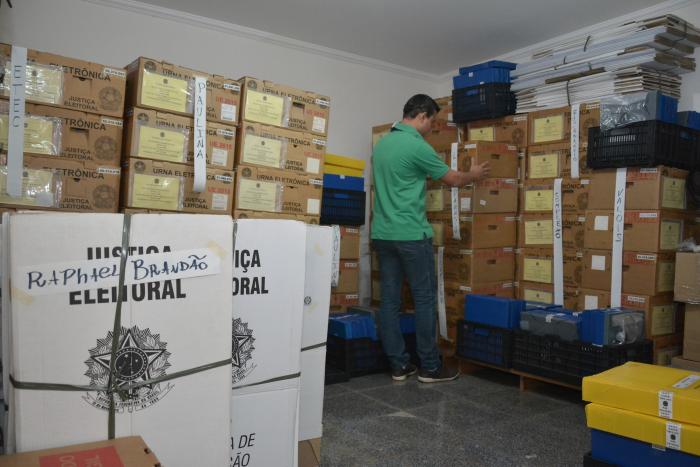 Urnas que serão usadas em Barretos e Colômbia serão transportadas para as escolas no sábado - Foto: Jânio Munhoz