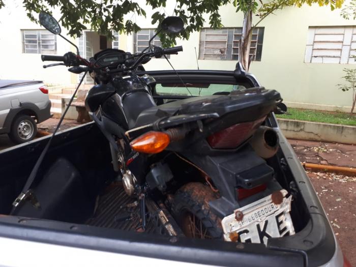 Motocicleta que foi localizada na área da fazenda em que ela foi roubada - Foto: Portal NC