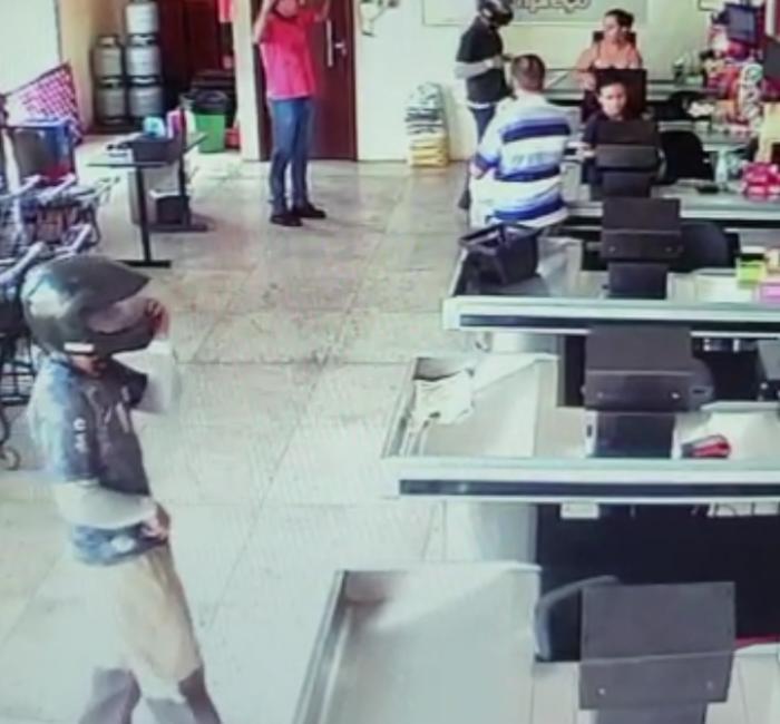 Dois homens armados assaltam o Supermercado Bom Preço - Foto: Câmera de Segurança