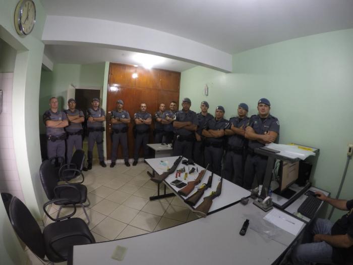 Equipes da Polícia Militar apreenderam armas, diversas munições e entorpecentes, além de objetos pos - Foto: Ronaldo Moura