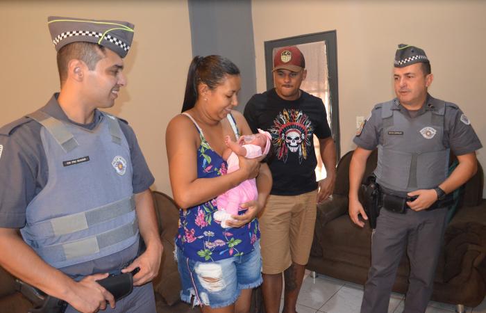Policiais militares salvam bebê em Colômbia - Foto: 