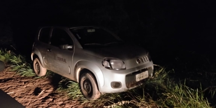 O veículo Fiat Uno foi localizado, sem a chave e estepe na área rural de Colômbia. - Foto: 