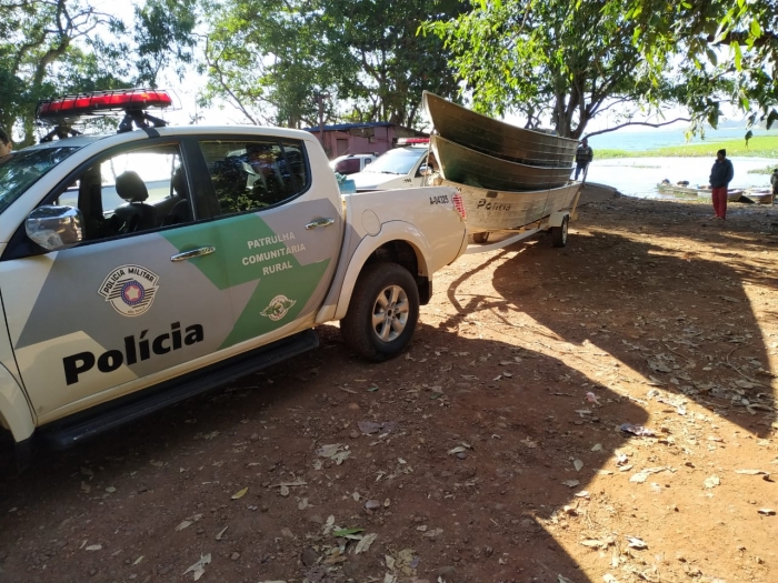 Os policiais apresentaram as embarcações e o material apreendido no Plantão Policial - Foto: 