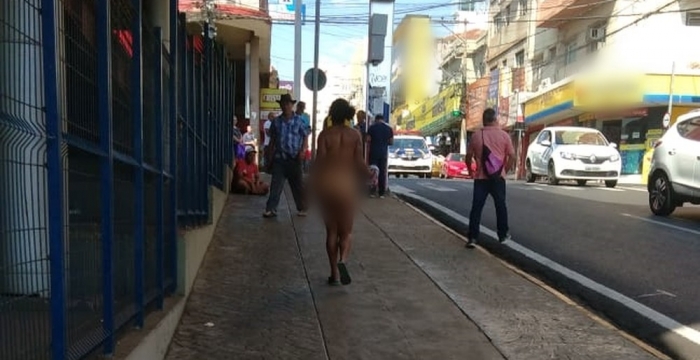 Mulher foi flagrada andando completamente nua pelas ruas do Centro - Foto: Reprodução