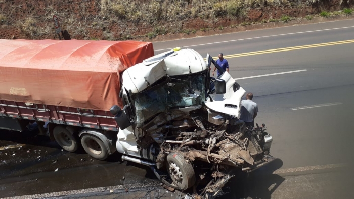 ACIDENTE: O caminhão ficou destruído após colisão - Foto: Portal NC