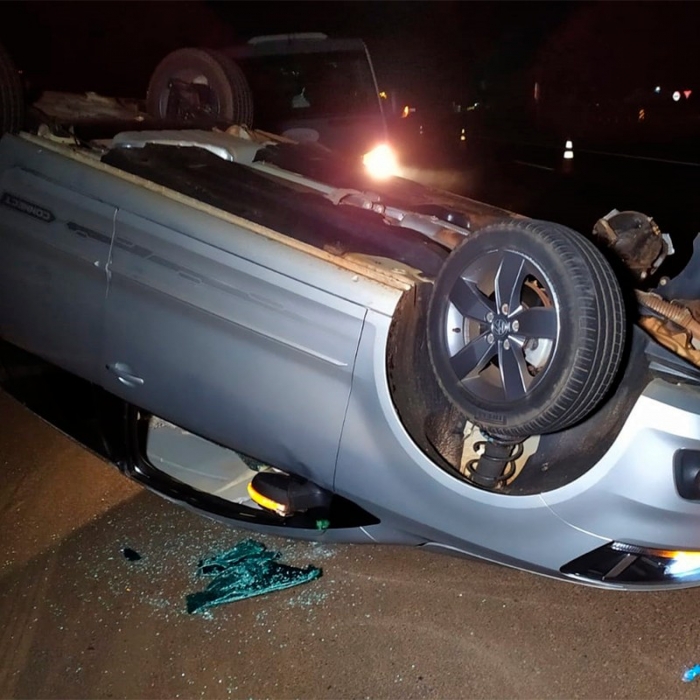 O carro chegou a ser arrastado pelo caminhão e ficou capotado com as rodas para cima. - Foto: Ronaldo Moura 