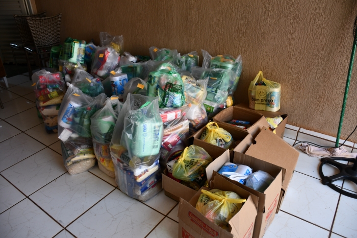 Voluntários arrecadam alimentos e fazem doação de cestas básicas - Foto: Portal NC