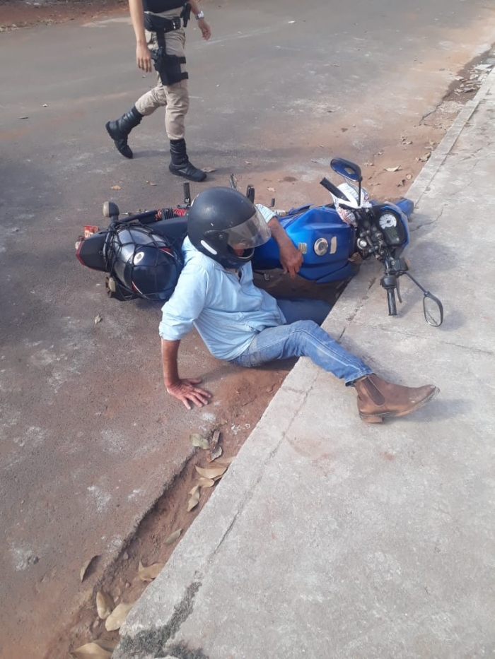 Homem bêbado é pego após cair de motocicleta na frente de policiais - Foto: PMMG