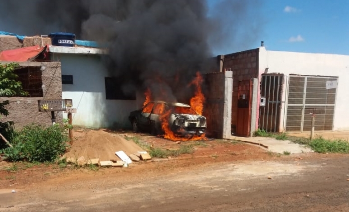 Jovem ateia fogo em carro estacionado em Planura - Foto: 