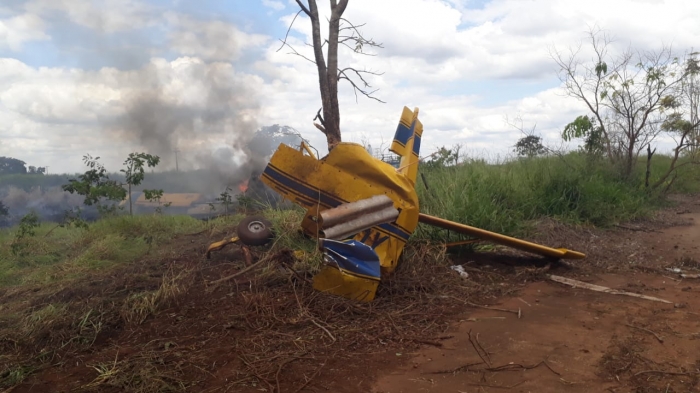 Avião agrícola cai próximo do aeroporto em Planura - Foto: 