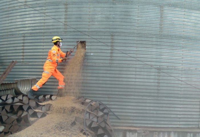Trabalhador é soterrado em silo de soja em Planura - Foto: Corpo de Bombeiros 