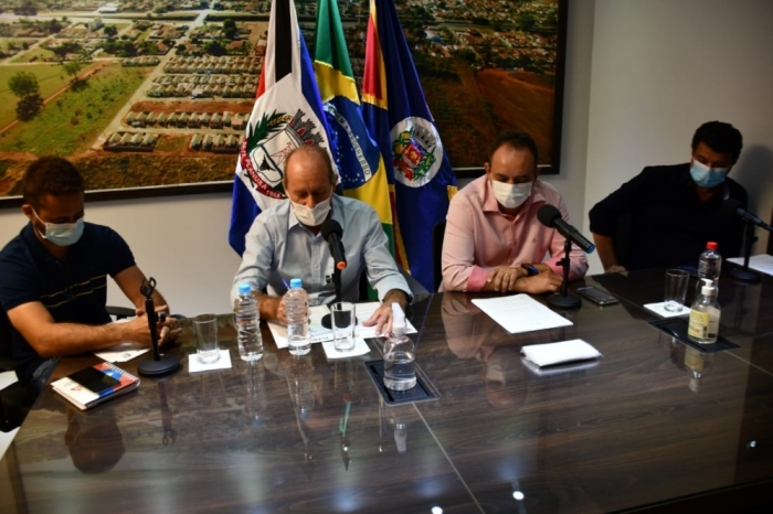 O prefeito Júlio César dos Santos, o Tuta, anunciou lockdown em Colômbia a partir de 20 horas de sex - Foto: Julio Tuliano 