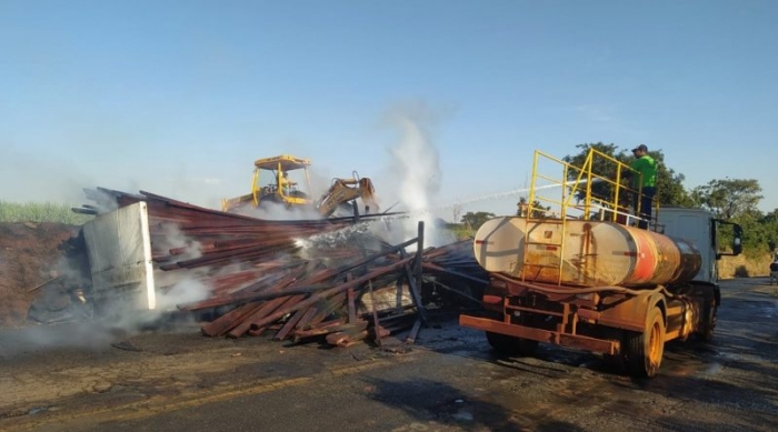 Carreta com 32 toneladas de madeira pega fogo na BR-364 - Foto: 