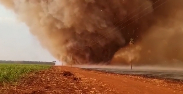 Redemoinho gigante de vento e fogo assusta moradores de Colômbia - Foto: 