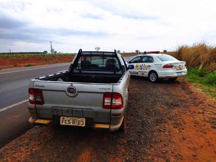 Dois colombienses são detidos pela Polícia Rodoviária com Fiat Strada roubada - Foto: PMESP 