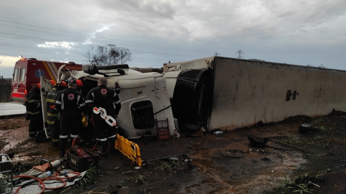 Motorista de carreta fica preso nas ferragens após acidente na Faria Lima - Foto: Portal NC