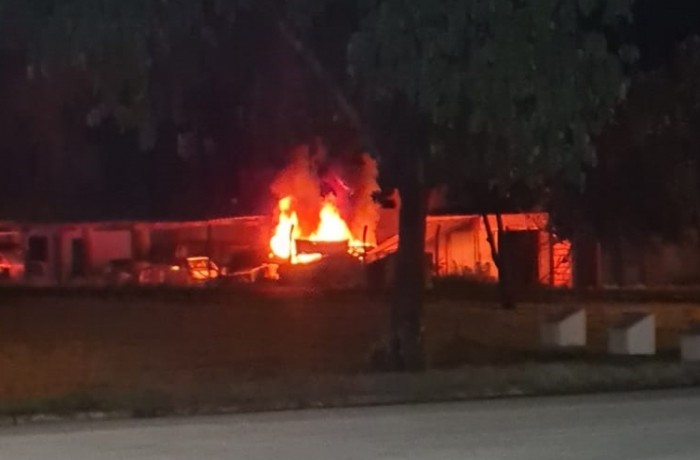 Dois veículos são incendiados no barracão de uma oficina de Planura - Foto: 