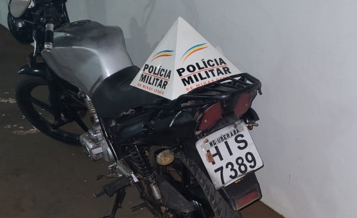 Moto com placa artesanal é apreendida pela polícia - Foto: PMMG