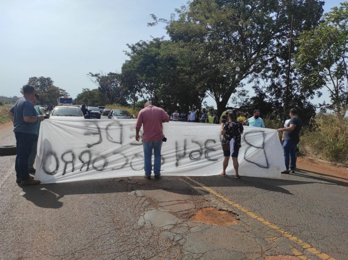 Manifestantes interditaram a ponte do Rio Grande entre Colômbia e Planura - Foto: Portal NC
