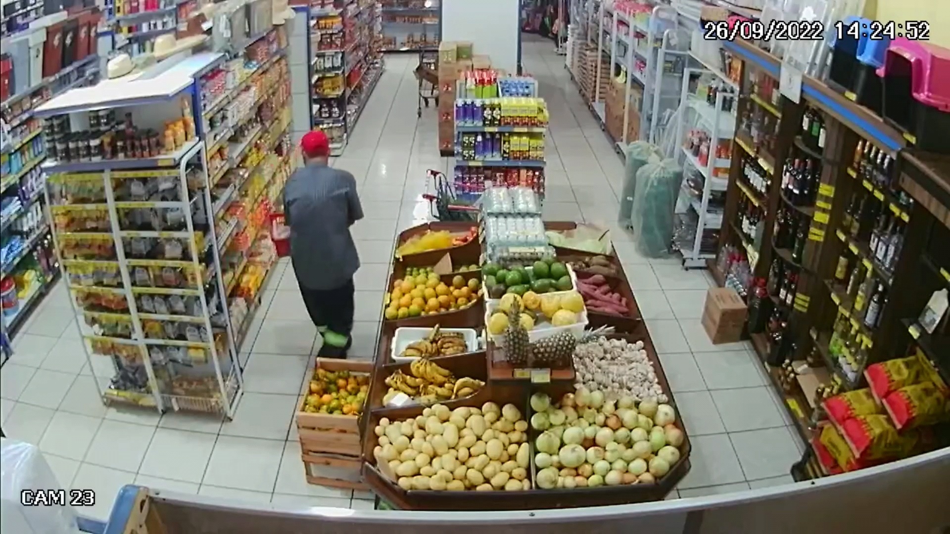 : Homem é flagrado por câmeras de monitoramento furtando mercearia