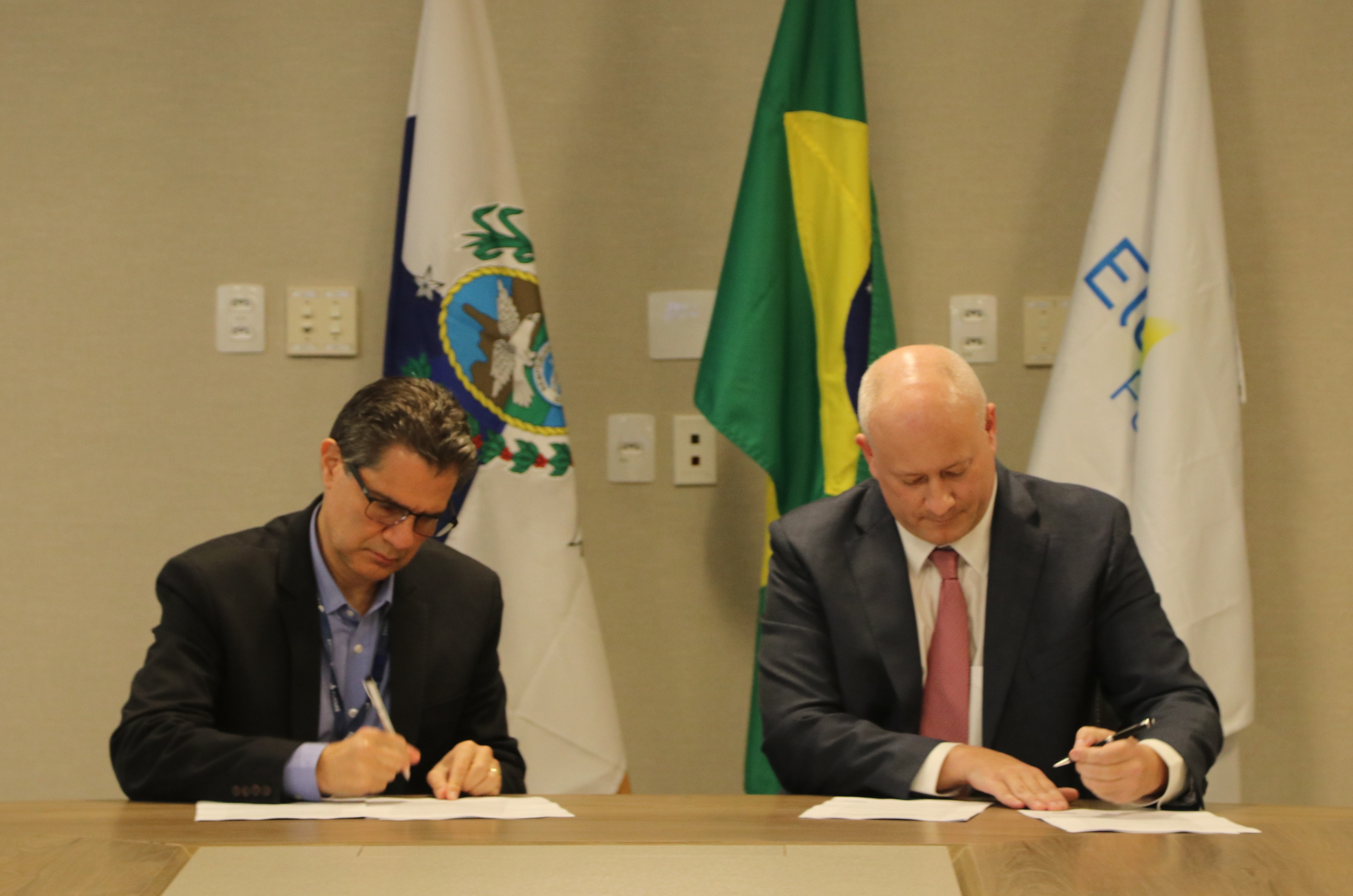: Presidentes de Furnas e da Voith assinando o contrato para a prestação de serviços - Jorge Trindade.