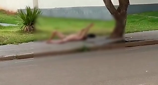 : Homem é gravado nu deitado na calçada próximo da Câmara Municipal 
