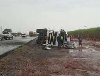 Caminhão tomba após o trevo de Laranjeiras entre Colômbia e Barretos