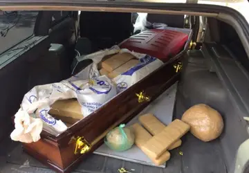 Drogas são encontradas dentro de caixão em São Francisco de Sales. - Foto: Polícia Rodoviária Estadual/Divulgação