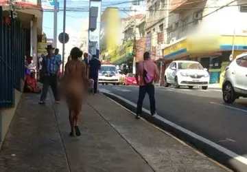 Mulher foi flagrada andando completamente nua pelas ruas do Centro - Foto: Reprodução