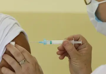 Prefeitura anuncia primeira dose de vacina para pessoas acima de 18 anos - Foto: 