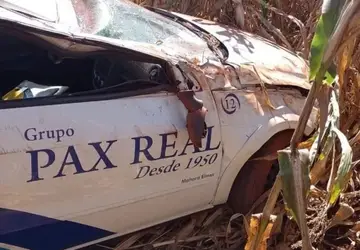Motorista fica ferido em capotamento com carro funerário entre Planura e Pirajuba - Foto: 