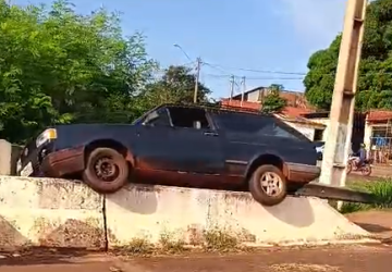 Motorista sobe com veículo em proteção de concreto na Avenida Anhanguera