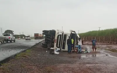 Caminhão tomba após o trevo de Laranjeiras entre Colômbia e Barretos