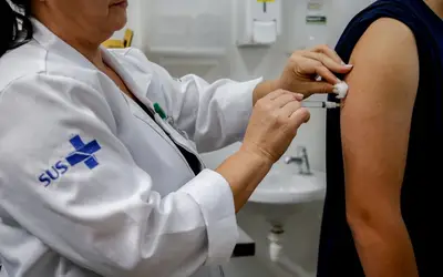 Colômbia deverá receber mais de 400 doses de vacina contra dengue