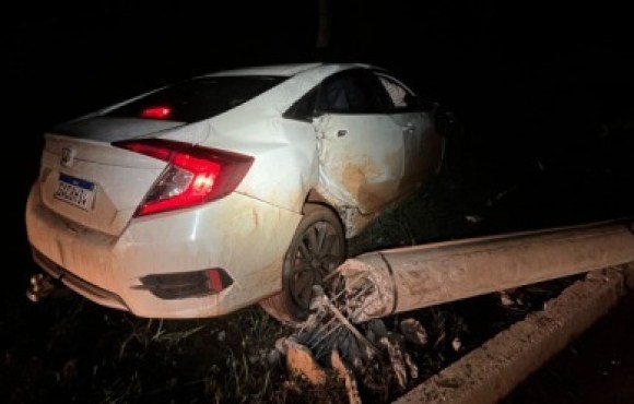 Homem colide com poste após perder o controle de veículo no trevo da estrada de Furnas